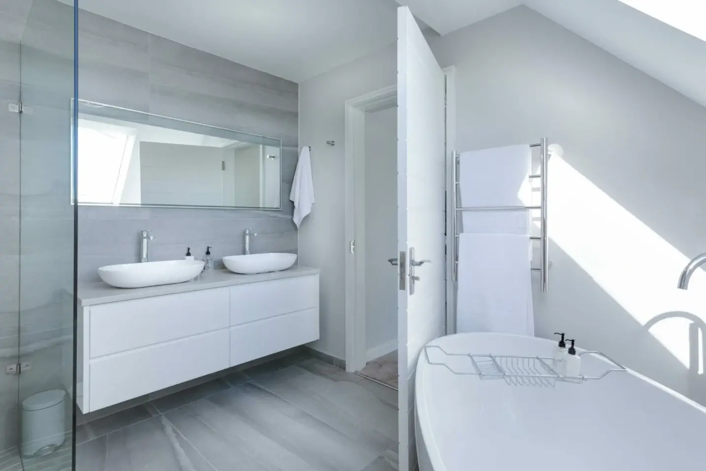 Renovera badrum med en snygg badrumsrenovering vit färg